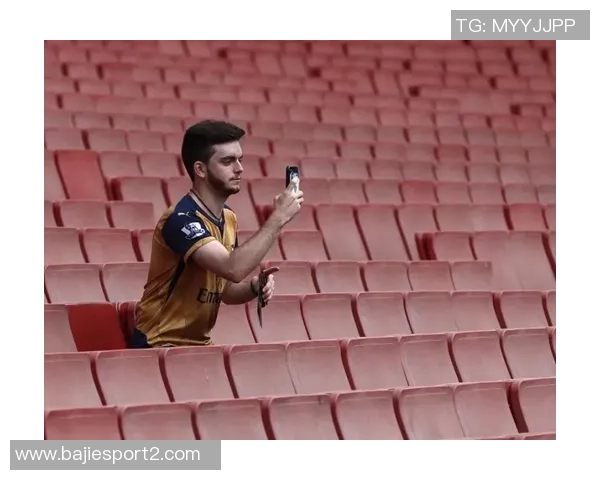 克里斯托弗诺兰现身酋长球场身披阿森纳围巾引发球迷热议 克里斯托弗诺兰现身酋长球场身披阿森纳围巾引发球迷热议