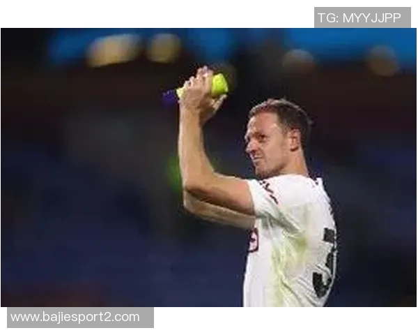 埃文斯度假时接到弗莱彻电话与卡里克鲁尼共度时光